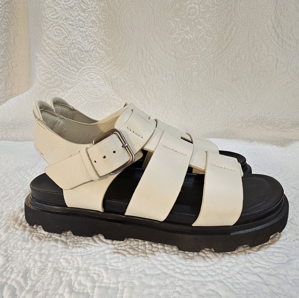Womens Size 8 Ugg White NWOT